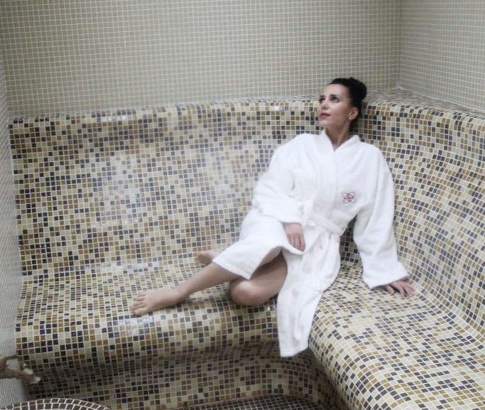 Жена в парна баня по време на почивка в хотел Минерал Ягода